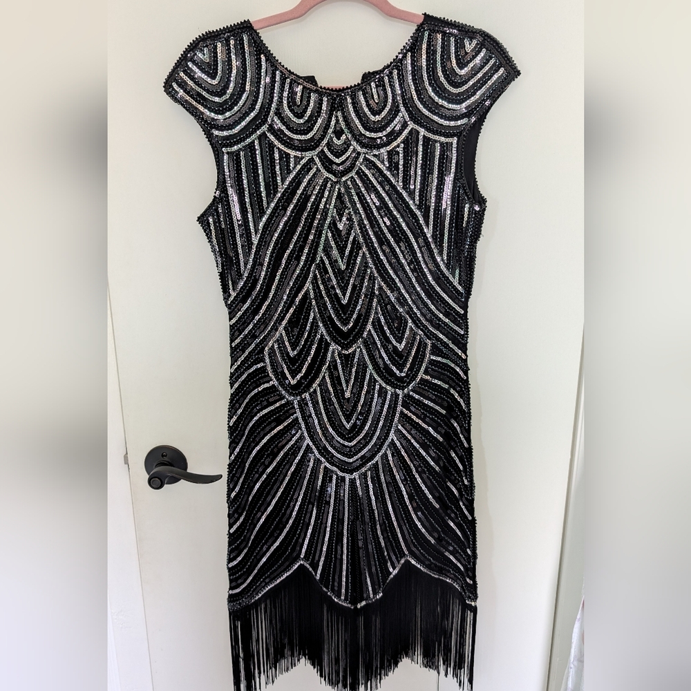 Glamorous Silver and Black Mini Dress with Sleek Design